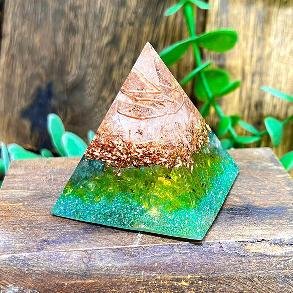 ピラミッド型 オルゴナイト ペリドット＆アパタイト 4枚目の画像