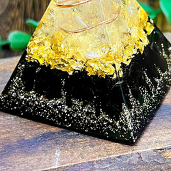 ピラミッド型 オルゴナイト モリオン 黒水晶 金箔入り 5枚目の画像