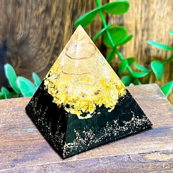 ピラミッド型 オルゴナイト モリオン 黒水晶 金箔入り その他置物 毘殊 ...
