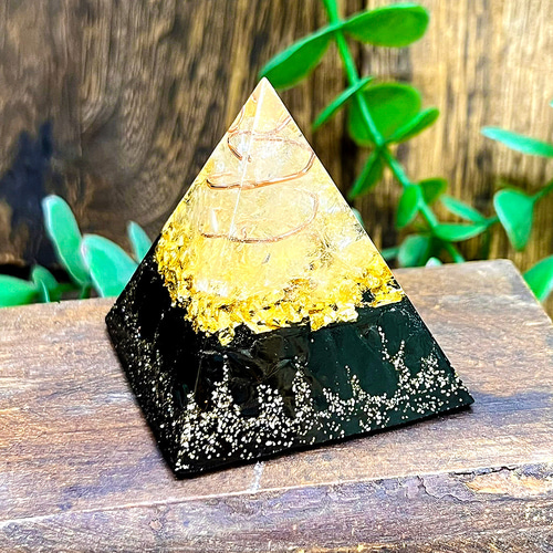 ピラミッド型 オルゴナイト モリオン 黒水晶 金箔入り その他