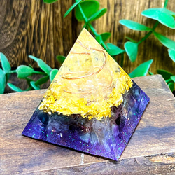ピラミッド型 オルゴナイト フローライト 金箔入り 2枚目の画像