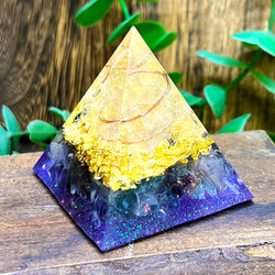 ピラミッド型 オルゴナイト フローライト 金箔入り 1枚目の画像
