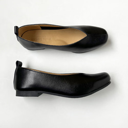 真皮 V 型切割高跟鞋，寬鬆，日本製造，黑色 2301 第7張的照片