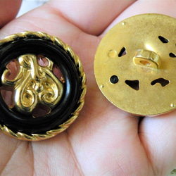 ヴィンテージ ゴールドフレームと透かしモチーフのブラック大きなボタン ２個セット　高級ボタン 3枚目の画像