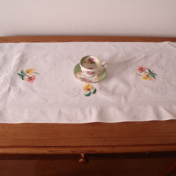 ドイツの手仕事/ピンクと黄色のバラの手刺繍 テーブルランナー・生地 (ヴィンテージ) 16枚目の画像