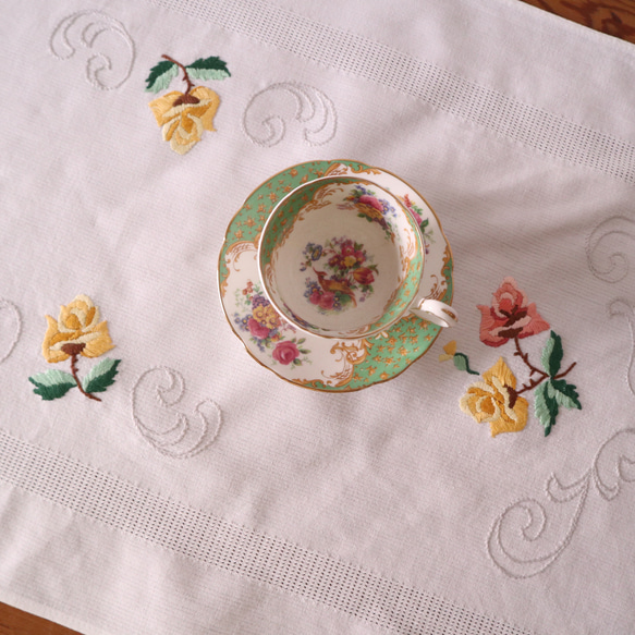 ドイツの手仕事/ピンクと黄色のバラの手刺繍 テーブルランナー・生地 (ヴィンテージ) 11枚目の画像