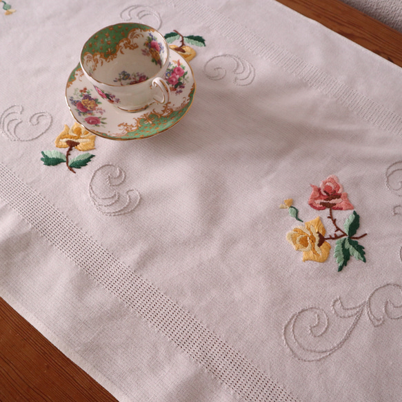 ドイツの手仕事/ピンクと黄色のバラの手刺繍 テーブルランナー・生地 (ヴィンテージ) 1枚目の画像