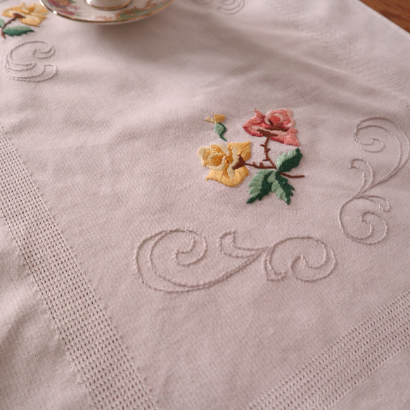 ドイツの手仕事/ピンクと黄色のバラの手刺繍 テーブルランナー・生地 (ヴィンテージ) 6枚目の画像
