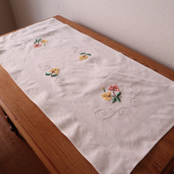 ドイツの手仕事/ピンクと黄色のバラの手刺繍 テーブルランナー・生地 (ヴィンテージ) 4枚目の画像
