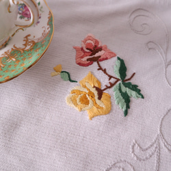 ドイツの手仕事/ピンクと黄色のバラの手刺繍 テーブルランナー・生地 (ヴィンテージ) 12枚目の画像