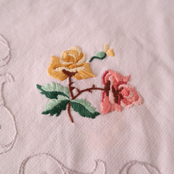 ドイツの手仕事/ピンクと黄色のバラの手刺繍 テーブルランナー・生地 (ヴィンテージ) 15枚目の画像