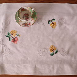 ドイツの手仕事/ピンクと黄色のバラの手刺繍 テーブルランナー・生地 (ヴィンテージ) 7枚目の画像