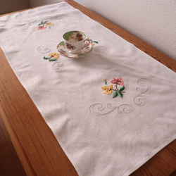 ドイツの手仕事/ピンクと黄色のバラの手刺繍 テーブルランナー・生地 (ヴィンテージ) 5枚目の画像