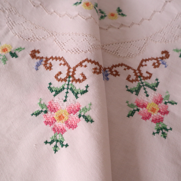 ドイツの手仕事/愛らしいピンクや黄色のお花のクロスステッチ手刺繍 テーブルクロス・生地 (ヴィンテージ) 14枚目の画像