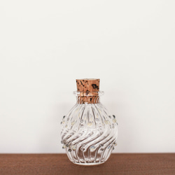 [ 月 ]  手作りガラス小瓶　オパールホワイト色　ミニガラス瓶　小物入れ　調味料入　スパイスボトル　コルク栓　オブジェ 2枚目の画像