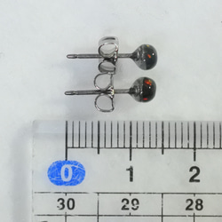 （獨一無二的商品）黑色蛋白石耳釘（4 毫米，鈦柱） 第5張的照片