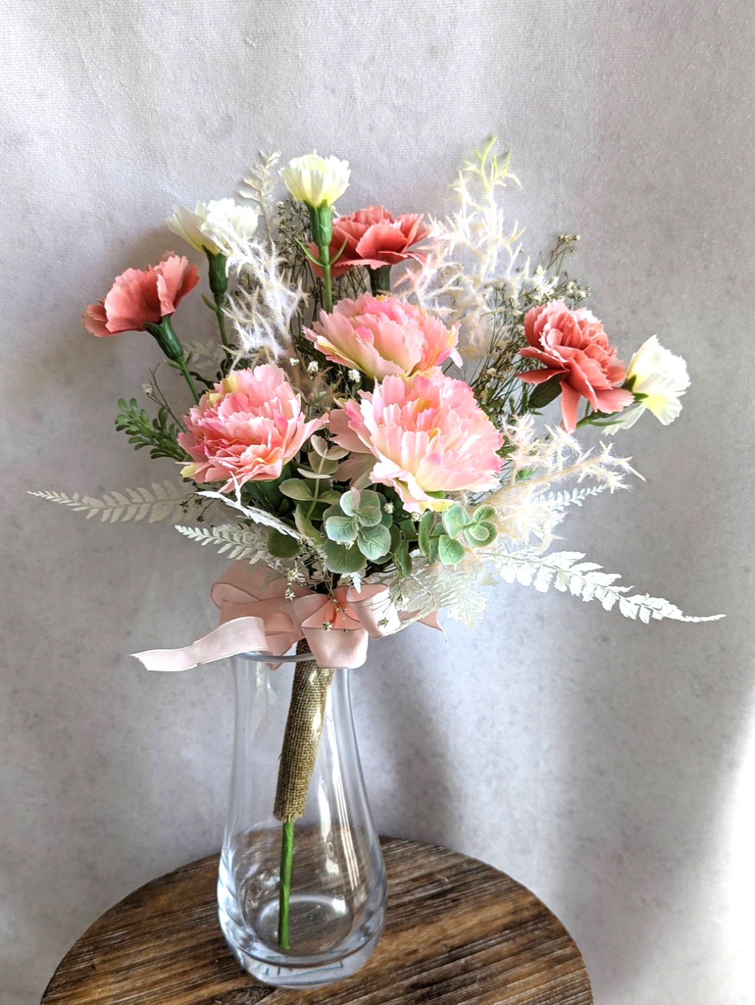 カーネーションとドライフラワーのかすみ草　花瓶付きフランスリボン添えアレンジメント