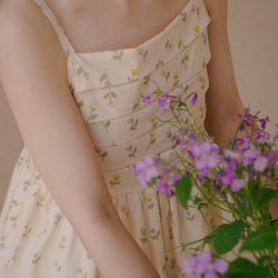 クリーム色の小花柄の調節可能なサマースパゲッティストラップドレス 伸縮性が高く背中に伸縮性のある雰囲気のドレス 12枚目の画像
