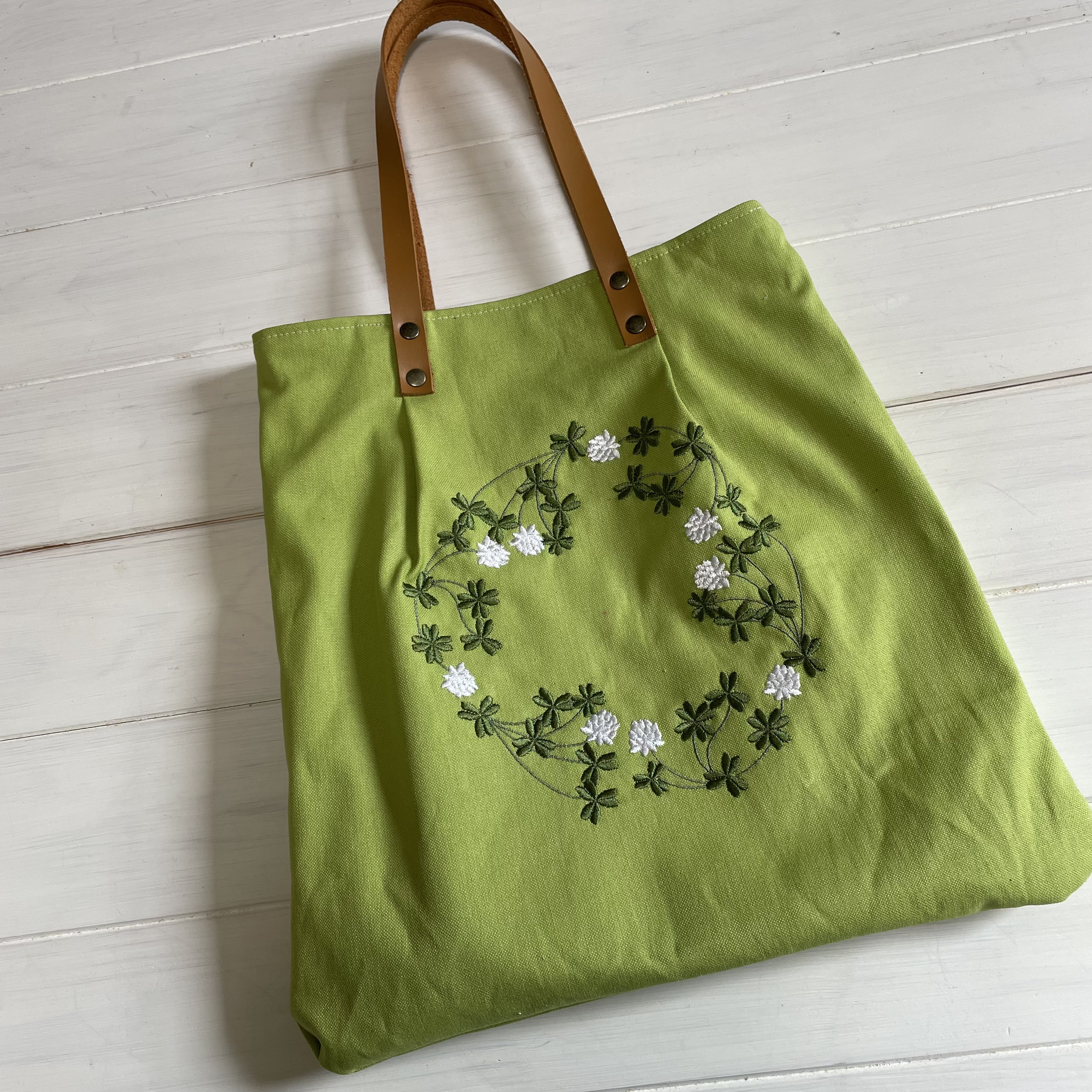 A4が入る】シロツメクサと四葉リース刺繍 11号帆布 二重仕立て
