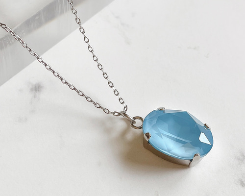 水面クリスタルガラスのペンダント ネックレス 晴れやかブルー2024