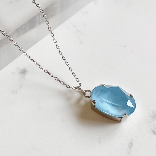 水面クリスタルガラスのペンダント ネックレス 晴れやかブルー2024