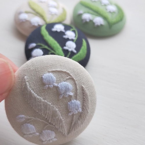 すずらん 刺繍 ブローチ ブローチ 霜月屋 通販 15753326｜Creema(クリーマ)