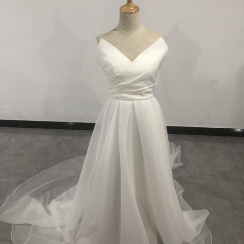 ウェディングドレス ホワイト 高品質！ ベアトップ 背中見せ 編み上げ  