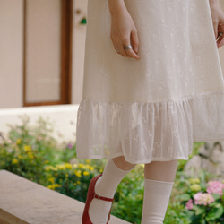 米色 含防透光內襯 玫瑰印花蕾絲鏤空復古洋裝 荷葉邊裙襬連身裙 第17張的照片