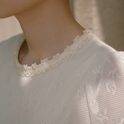 米色 含防透光內襯 玫瑰印花蕾絲鏤空復古洋裝 荷葉邊裙襬連身裙 第10張的照片