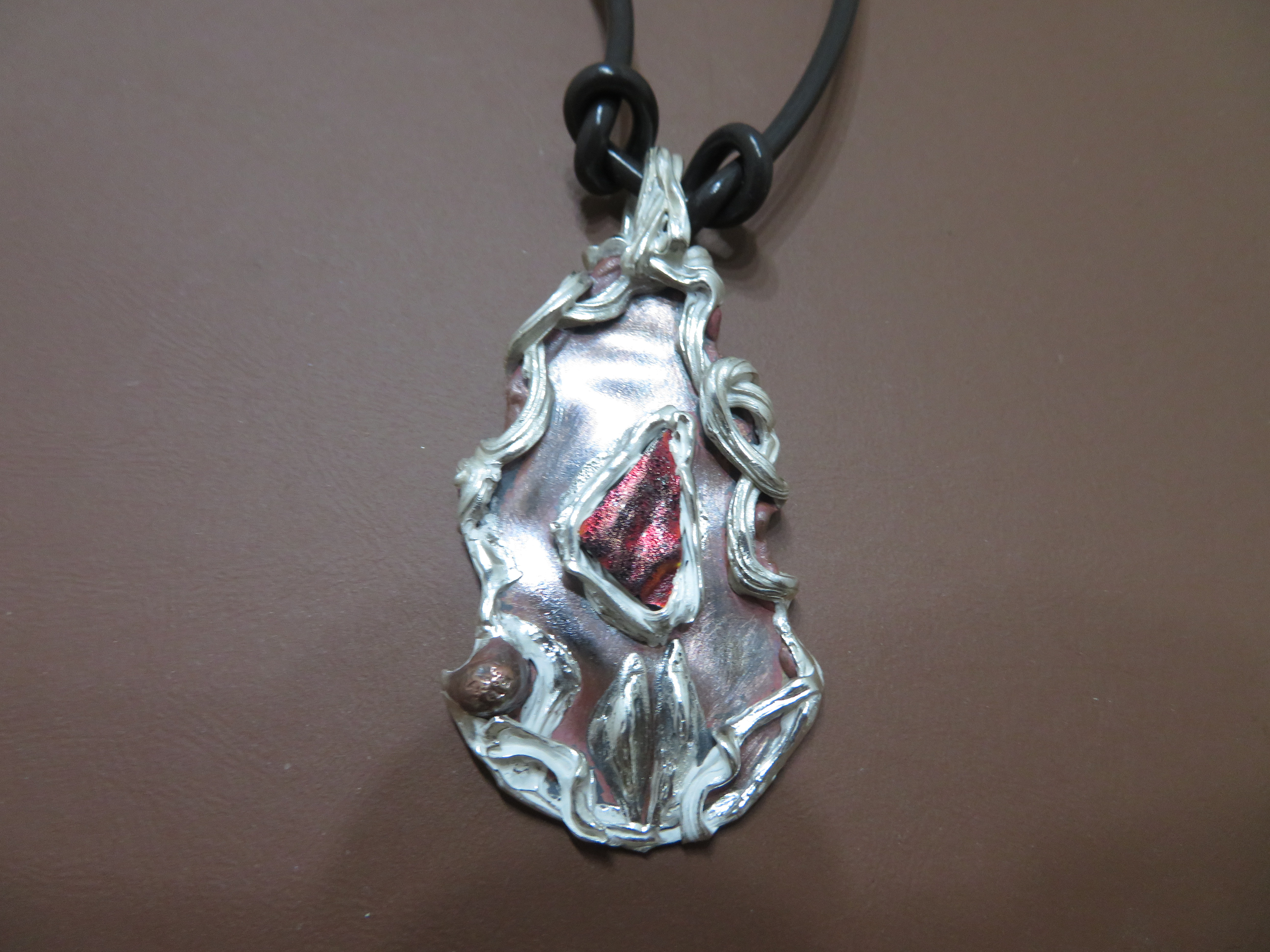 溶断銅板＆ベネチアンガラス（ダイクロガラス）の縁を銀粘土で巻いたペンダントですが、素材の違う仕上げ方の講習