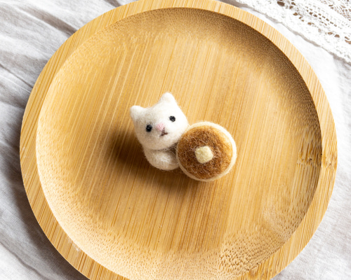 ★ブローチ★   紳士な白猫　レジン パンケーキが大好きな 白猫にゃんこブローチ ブローチ 幸せのかけら