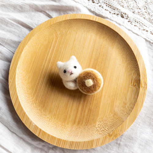 パンケーキが大好きな 白猫にゃんこブローチ ブローチ 幸せのかけら
