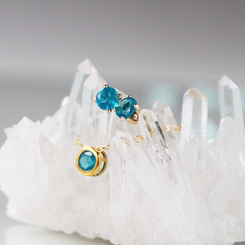 ネオンブルーアパタイトのひと粒ピアス 4mm｜マダガスカル産｜選べる 