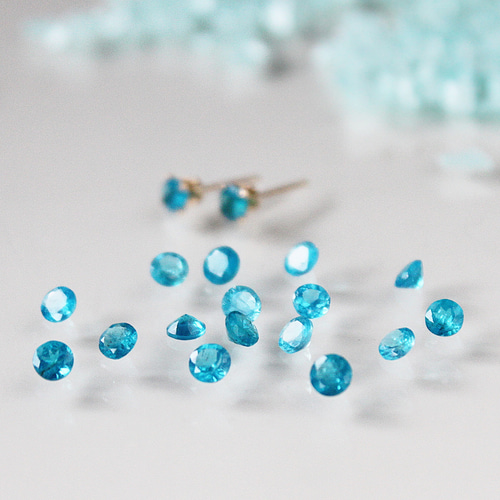 ネオンブルーアパタイトのひと粒ピアス 4mm｜マダガスカル産｜選べる 