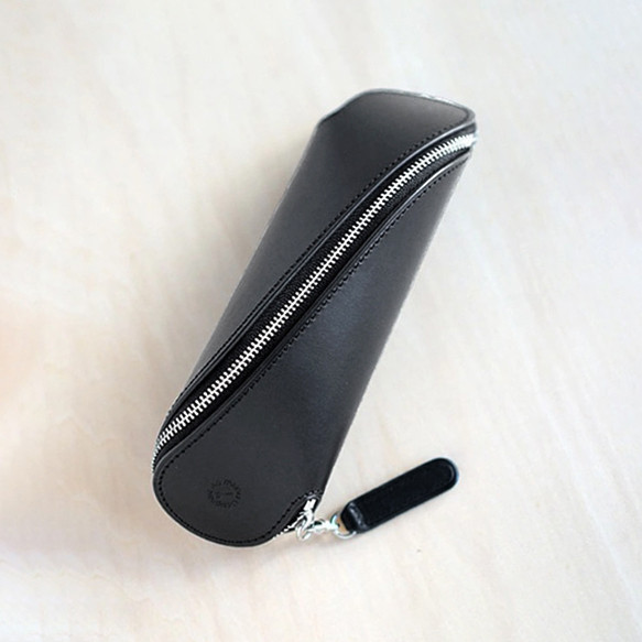 イタリアンレザーを使った曲線美のレザーペンケース「panis」ブラック