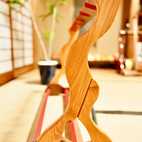 24時間以内に発送】手作り木工 木製三線スタンド （ニス仕上げ） 6丁
