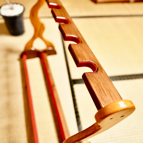 24時間以内に発送】手作り木工 木製三線スタンド （ニス仕上げ） 6丁