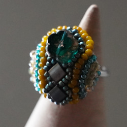 おしゃべりな指輪123 フリーサイズ　ビーズ刺繍のリング　グリーン　おおぶり 1枚目の画像