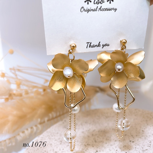 ゴールドフラワー×淡水パールピアス/イヤリング ピアス（スタッド・一  