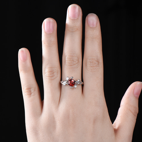 1月の誕生石 天然レッドガーネット 婚約指輪 つる 小枝 枝 花