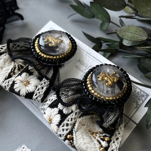 大ぶりビーズ刺繍レジンとブラックレースインド刺繍リボンイヤリング