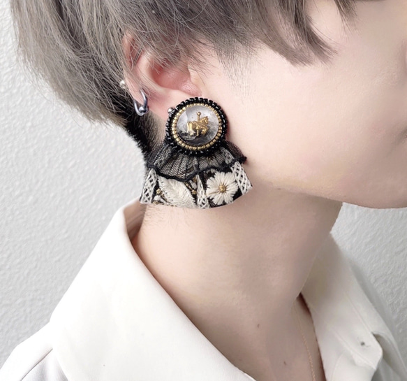 大ぶりビーズ刺繍レジンとブラックレースインド刺繍リボンイヤリング