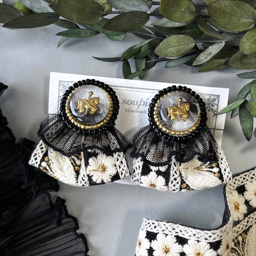 大ぶりビーズ刺繍レジンとブラックレースインド刺繍リボンイヤリング