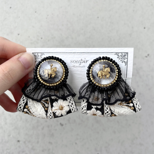 大ぶりビーズ刺繍レジンとブラックレースインド刺繍リボンイヤリング