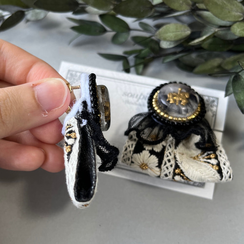 大ぶりビーズ刺繍レジンとブラックレースインド刺繍リボンイヤリング