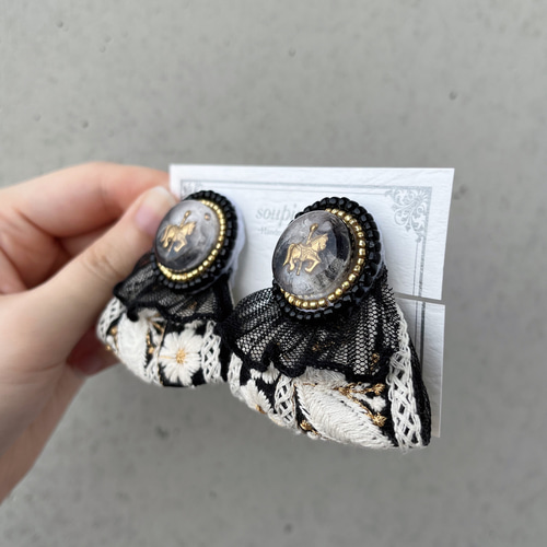 大ぶりビーズ刺繍レジンとブラックレースインド刺繍リボンイヤリング