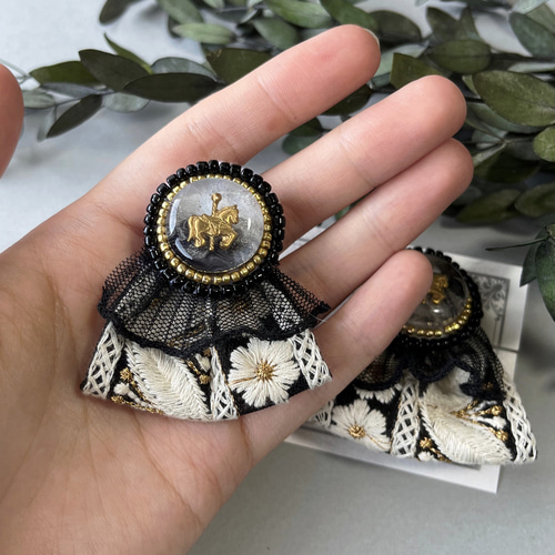 大ぶりビーズ刺繍レジンとブラックレースインド刺繍リボンイヤリング