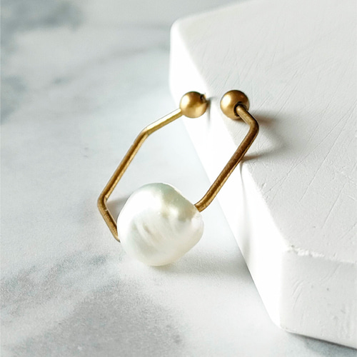 nuage」バロックパール付き真鍮の六角形イヤーカフ/ケシパール