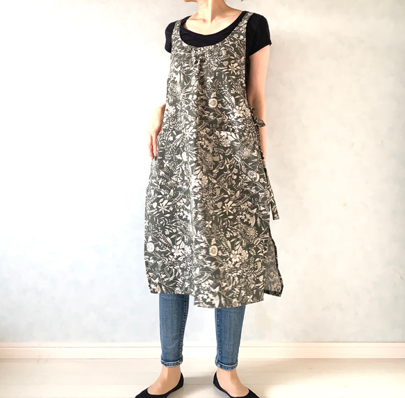 アンティークな雰囲気たっぷり。レトロな小花のスクエアエプロン 4枚目の画像