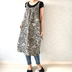 アンティークな雰囲気たっぷり。レトロな小花のスクエアエプロン 2枚目の画像